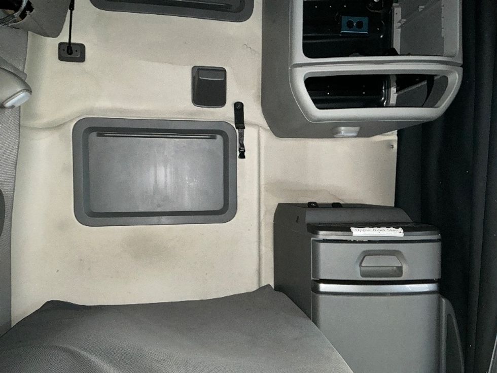 Sleeper Tractor-Heavy Duty Tractors-Volvo-2021-VNL64760-Sun Valley-CA-514,455\n\t\tmiles-$ 70,500 - Image 18