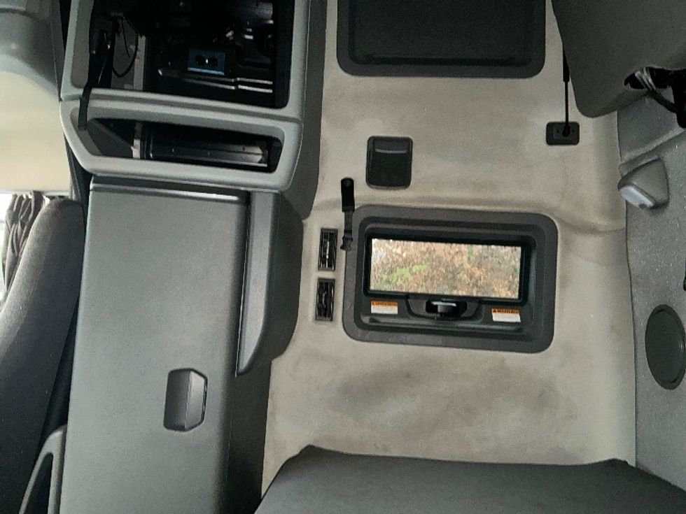 Sleeper Tractor-Heavy Duty Tractors-Volvo-2021-VNL64760-Sun Valley-CA-514,455\n\t\tmiles-$ 70,500 - Image 19