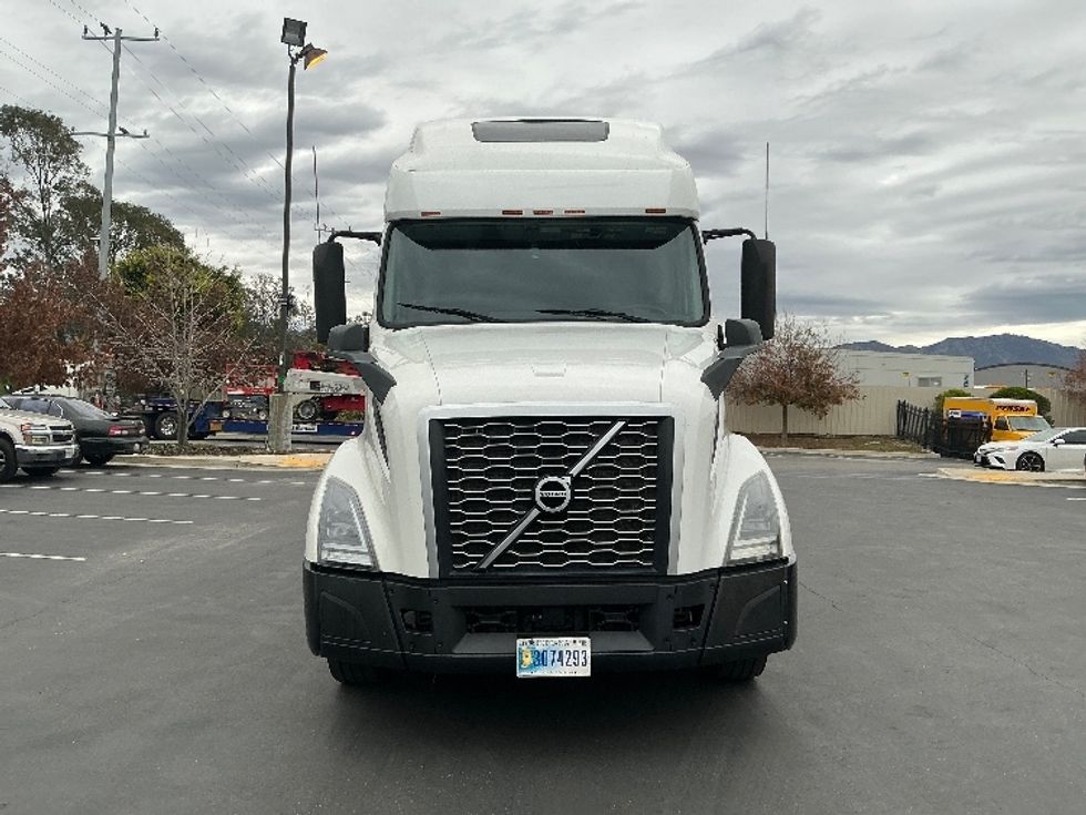 Sleeper Tractor-Heavy Duty Tractors-Volvo-2021-VNL64760-Sun Valley-CA-514,455\n\t\tmiles-$ 70,500 - Image 2