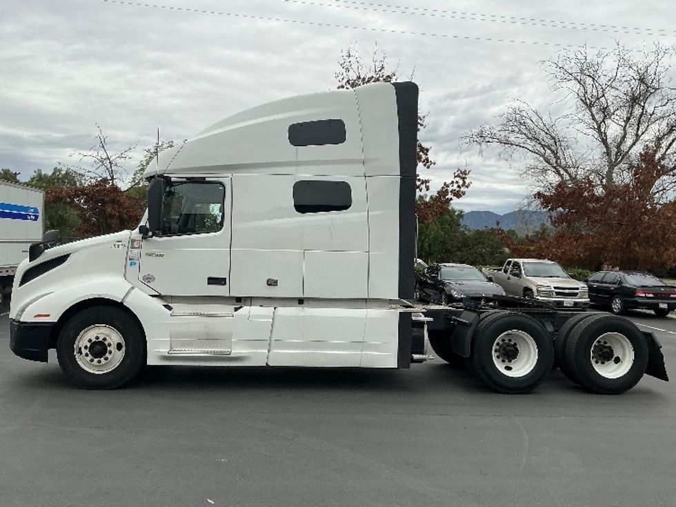Sleeper Tractor-Heavy Duty Tractors-Volvo-2021-VNL64760-Sun Valley-CA-514,455\n\t\tmiles-$ 70,500 - Image 4