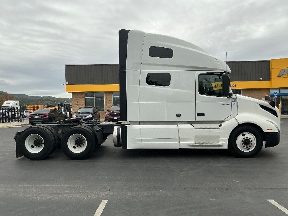 Sleeper Tractor-Heavy Duty Tractors-Volvo-2021-VNL64760-Sun Valley-CA-514,455\n\t\tmiles-$ 70,500 - Image 8