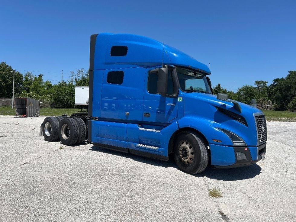Sleeper Tractor-Heavy Duty Tractors-Volvo-2021-VNL64760-Tampa-FL-527,949\n\t\tmiles-$ 64,250 - Image 1