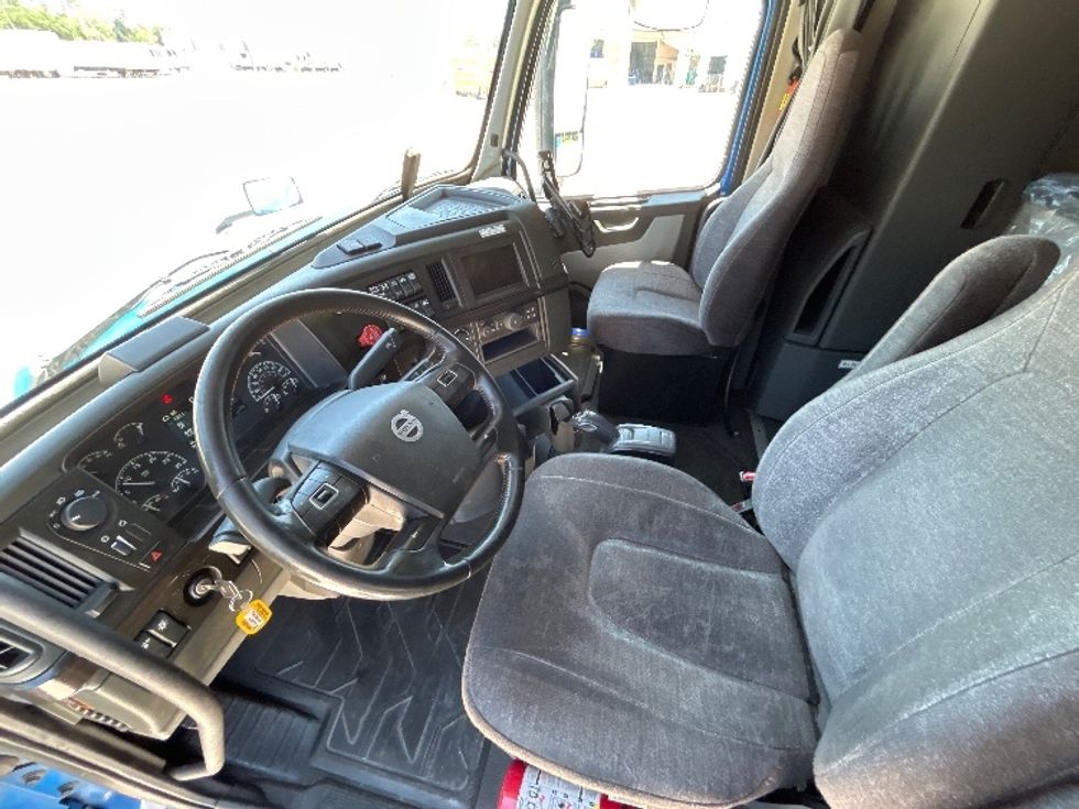Sleeper Tractor-Heavy Duty Tractors-Volvo-2021-VNL64760-Tampa-FL-527,949\n\t\tmiles-$ 64,250 - Image 10