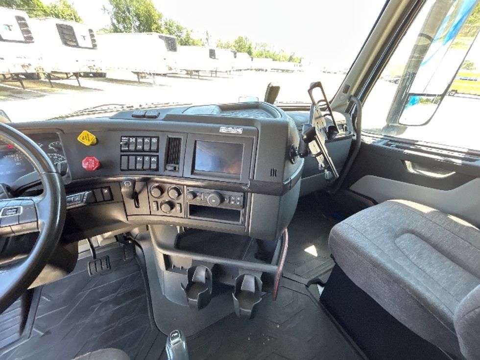 Sleeper Tractor-Heavy Duty Tractors-Volvo-2021-VNL64760-Tampa-FL-527,949\n\t\tmiles-$ 64,250 - Image 12