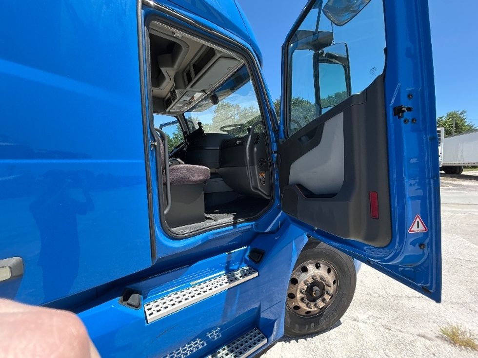 Sleeper Tractor-Heavy Duty Tractors-Volvo-2021-VNL64760-Tampa-FL-527,949\n\t\tmiles-$ 64,250 - Image 13