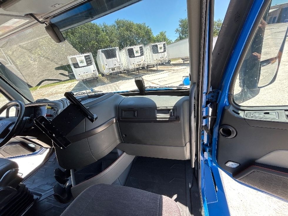 Sleeper Tractor-Heavy Duty Tractors-Volvo-2021-VNL64760-Tampa-FL-527,949\n\t\tmiles-$ 64,250 - Image 14