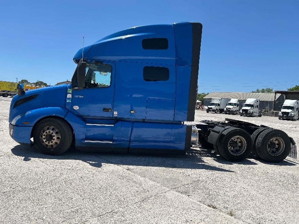 Sleeper Tractor-Heavy Duty Tractors-Volvo-2021-VNL64760-Tampa-FL-527,949\n\t\tmiles-$ 64,250 - Image 4