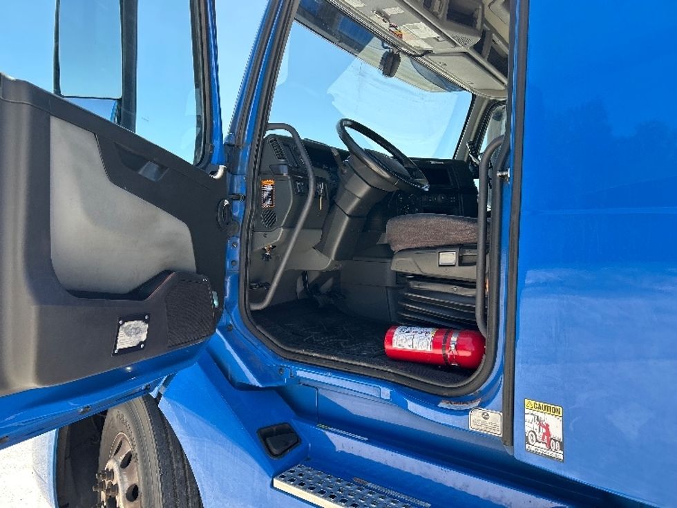 Sleeper Tractor-Heavy Duty Tractors-Volvo-2021-VNL64760-Tampa-FL-527,949\n\t\tmiles-$ 64,250 - Image 9