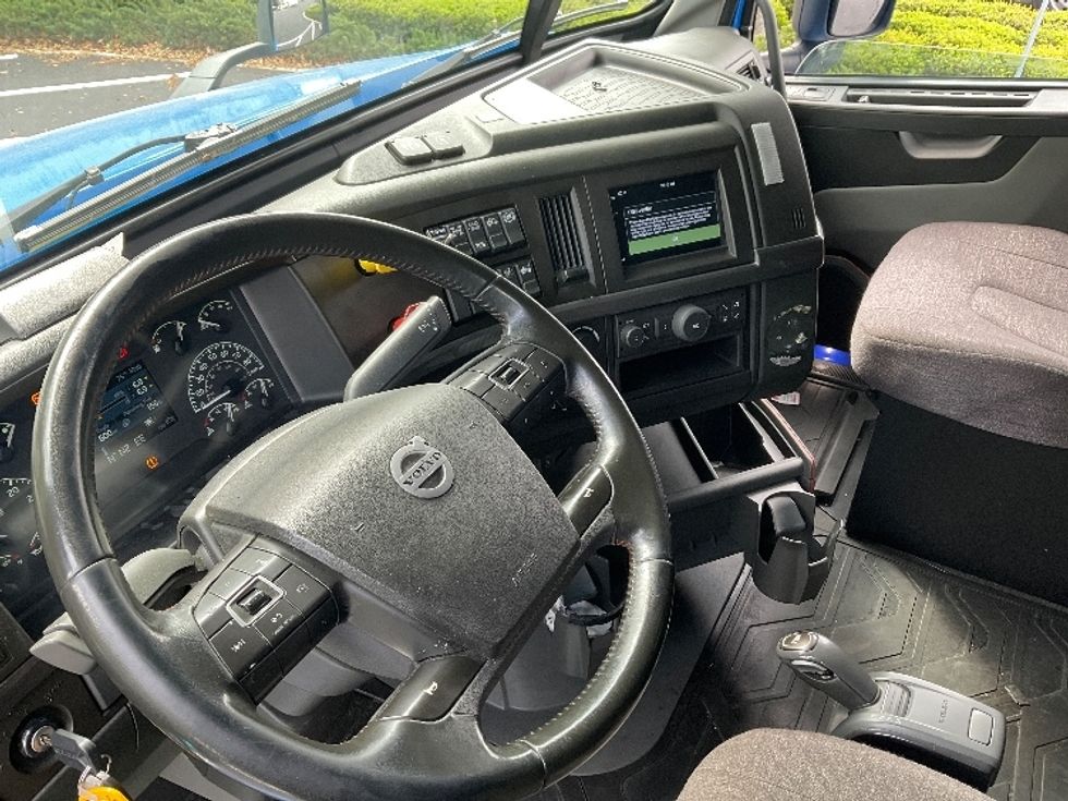 Sleeper Tractor-Heavy Duty Tractors-Volvo-2021-VNL64760-Tampa-FL-597,965\n\t\tmiles-$ 54,250 - Image 10