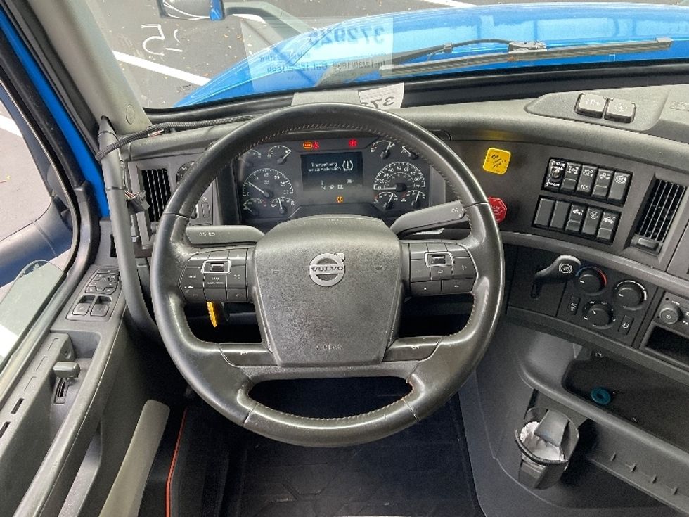 Sleeper Tractor-Heavy Duty Tractors-Volvo-2021-VNL64760-Tampa-FL-597,965\n\t\tmiles-$ 54,250 - Image 11