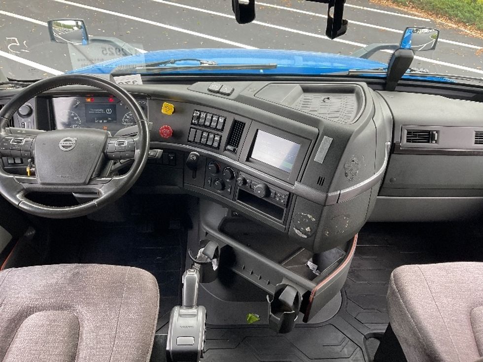 Sleeper Tractor-Heavy Duty Tractors-Volvo-2021-VNL64760-Tampa-FL-597,965\n\t\tmiles-$ 54,250 - Image 12