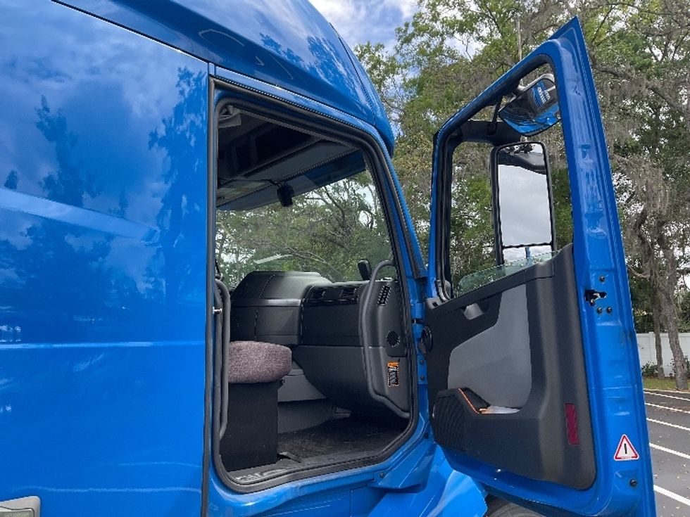 Sleeper Tractor-Heavy Duty Tractors-Volvo-2021-VNL64760-Tampa-FL-597,965\n\t\tmiles-$ 54,250 - Image 13