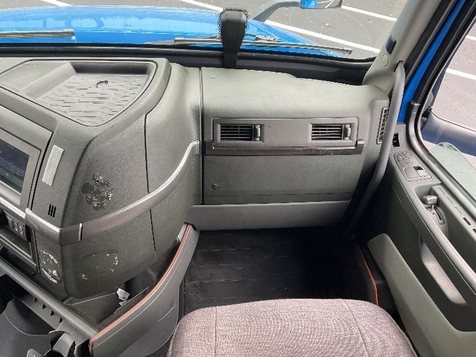 Sleeper Tractor-Heavy Duty Tractors-Volvo-2021-VNL64760-Tampa-FL-597,965\n\t\tmiles-$ 54,250 - Image 14