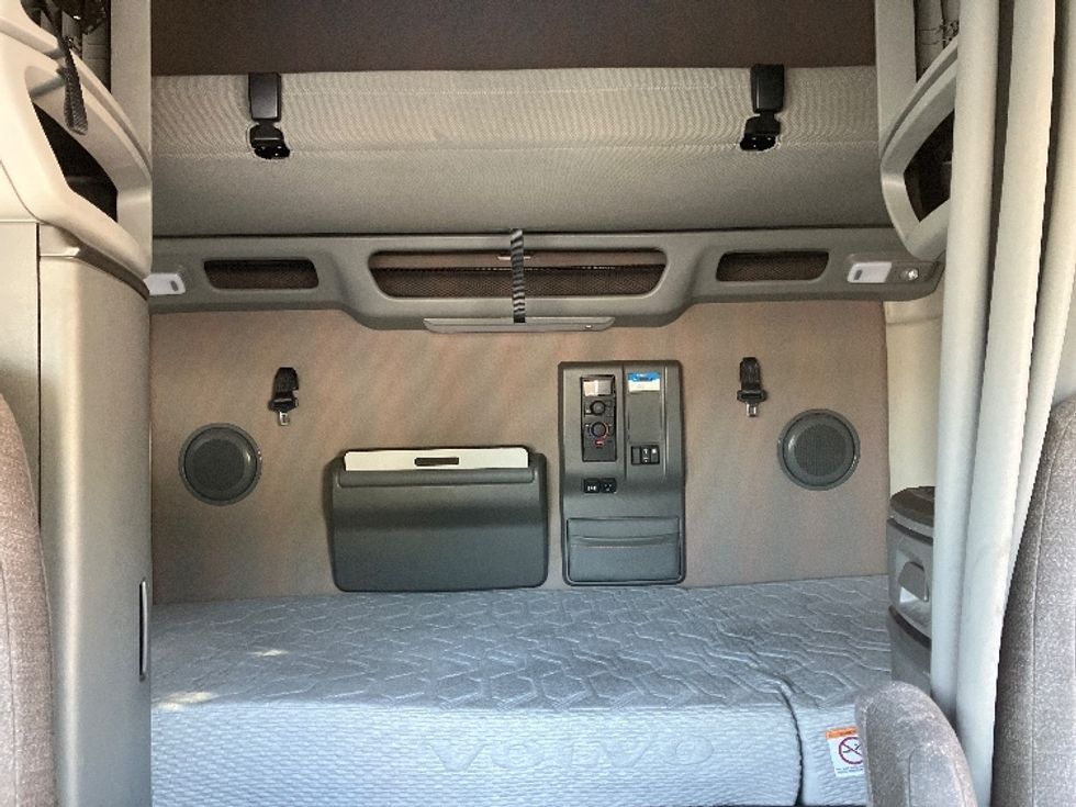 Sleeper Tractor-Heavy Duty Tractors-Volvo-2021-VNL64760-Tampa-FL-597,965\n\t\tmiles-$ 54,250 - Image 16