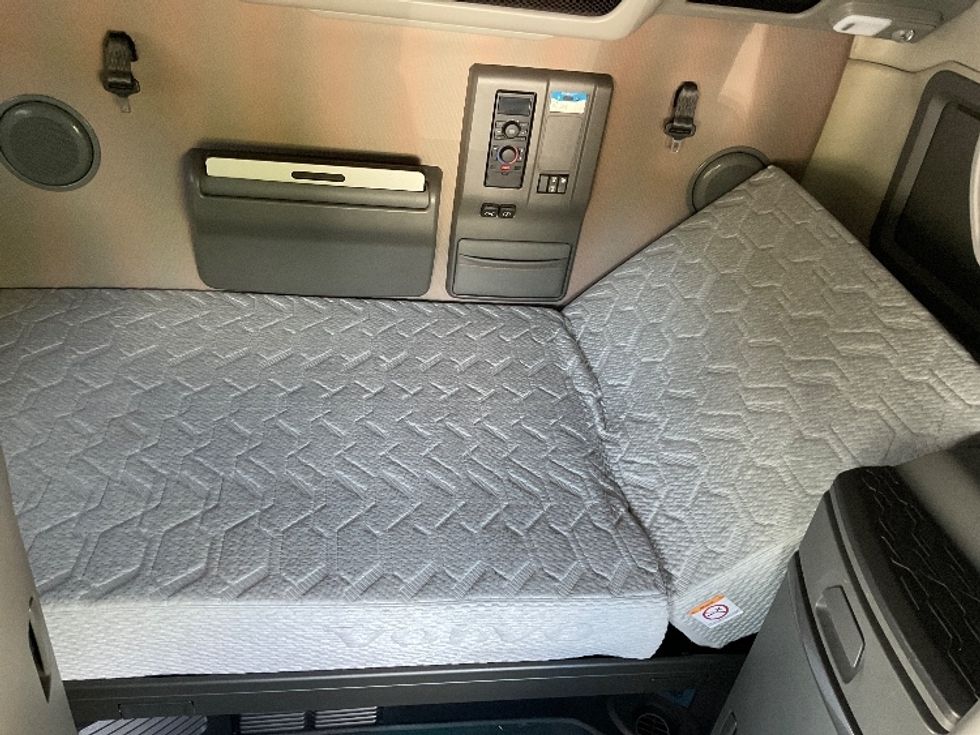 Sleeper Tractor-Heavy Duty Tractors-Volvo-2021-VNL64760-Tampa-FL-597,965\n\t\tmiles-$ 54,250 - Image 17