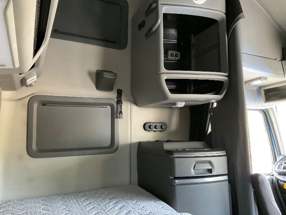 Sleeper Tractor-Heavy Duty Tractors-Volvo-2021-VNL64760-Tampa-FL-597,965\n\t\tmiles-$ 54,250 - Image 18