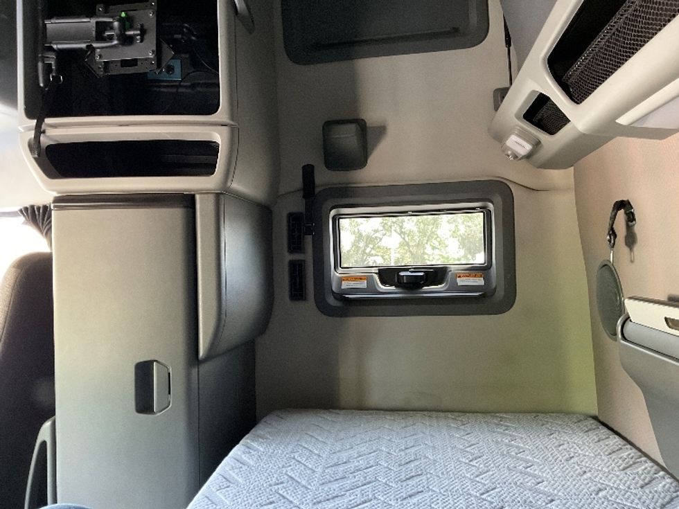 Sleeper Tractor-Heavy Duty Tractors-Volvo-2021-VNL64760-Tampa-FL-597,965\n\t\tmiles-$ 54,250 - Image 19