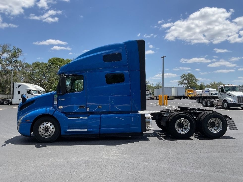 Sleeper Tractor-Heavy Duty Tractors-Volvo-2021-VNL64760-Tampa-FL-597,965\n\t\tmiles-$ 54,250 - Image 4
