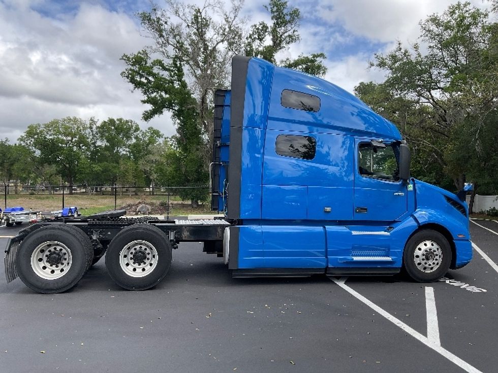 Sleeper Tractor-Heavy Duty Tractors-Volvo-2021-VNL64760-Tampa-FL-597,965\n\t\tmiles-$ 54,250 - Image 8