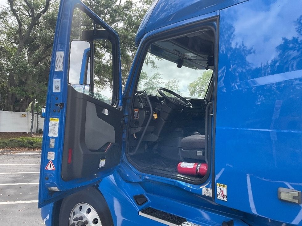 Sleeper Tractor-Heavy Duty Tractors-Volvo-2021-VNL64760-Tampa-FL-597,965\n\t\tmiles-$ 54,250 - Image 9