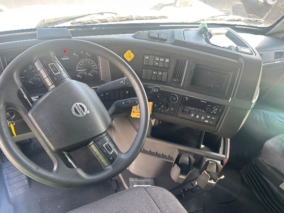 Sleeper Tractor-Heavy Duty Tractors-Volvo-2021-VNL64760-Torrance-CA-551,677\n\t\tmiles-$ 72,000 - Image 11