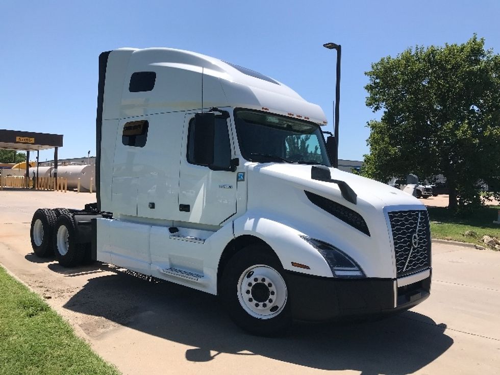 Sleeper Tractor-Heavy Duty Tractors-Volvo-2021-VNL64760-Wichita-KS-355,288\n\t\tmiles-$ 87,250 - Image 1