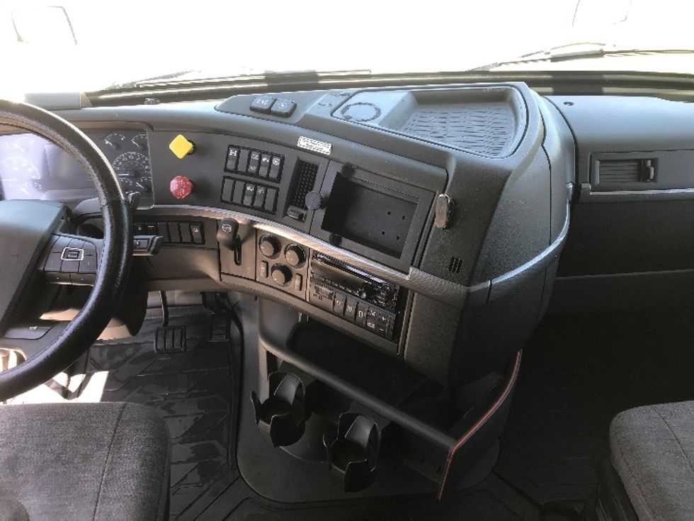 Sleeper Tractor-Heavy Duty Tractors-Volvo-2021-VNL64760-Wichita-KS-355,288\n\t\tmiles-$ 87,250 - Image 12