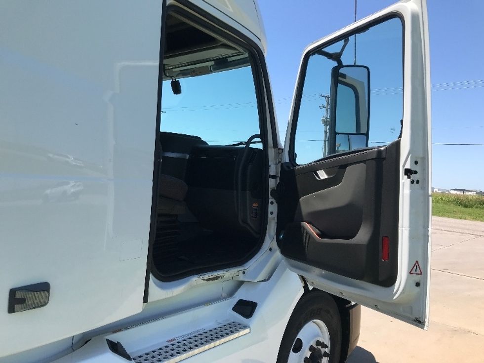 Sleeper Tractor-Heavy Duty Tractors-Volvo-2021-VNL64760-Wichita-KS-355,288\n\t\tmiles-$ 87,250 - Image 13