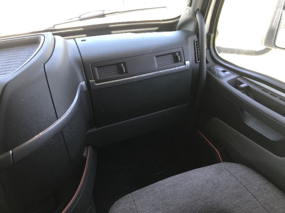 Sleeper Tractor-Heavy Duty Tractors-Volvo-2021-VNL64760-Wichita-KS-355,288\n\t\tmiles-$ 87,250 - Image 14