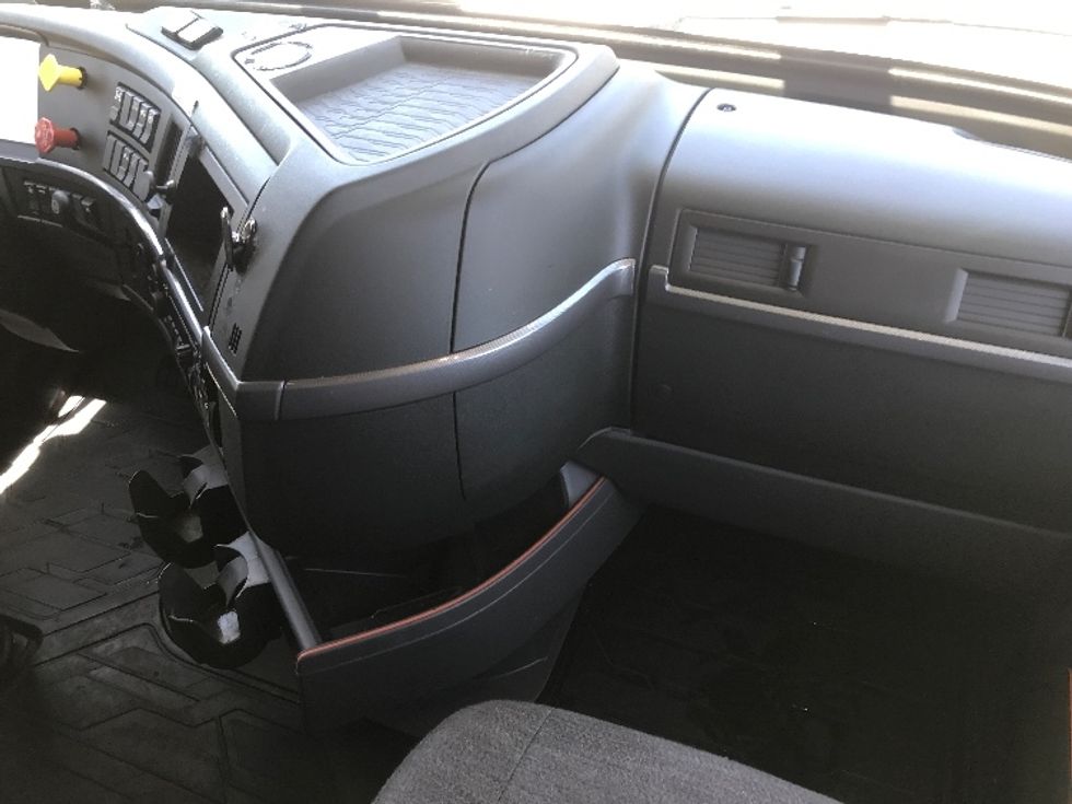 Sleeper Tractor-Heavy Duty Tractors-Volvo-2021-VNL64760-Wichita-KS-355,288\n\t\tmiles-$ 87,250 - Image 15