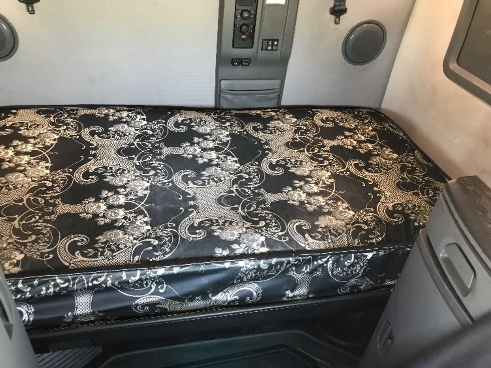 Sleeper Tractor-Heavy Duty Tractors-Volvo-2021-VNL64760-Wichita-KS-355,288\n\t\tmiles-$ 87,250 - Image 17