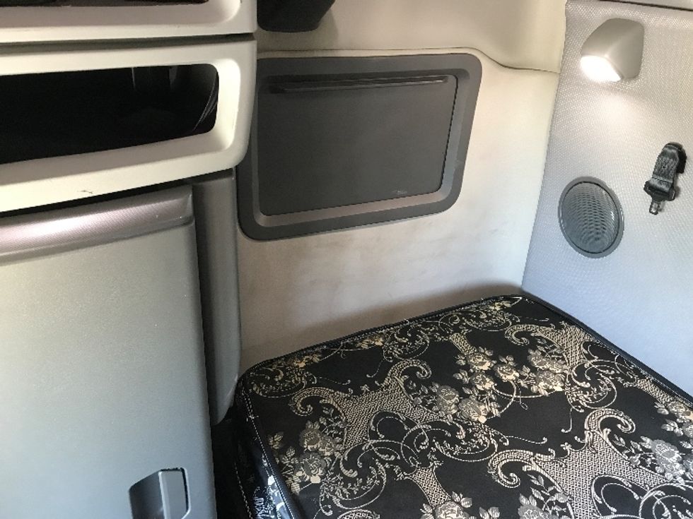 Sleeper Tractor-Heavy Duty Tractors-Volvo-2021-VNL64760-Wichita-KS-355,288\n\t\tmiles-$ 87,250 - Image 19