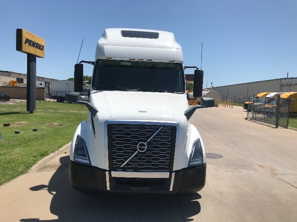 Sleeper Tractor-Heavy Duty Tractors-Volvo-2021-VNL64760-Wichita-KS-355,288\n\t\tmiles-$ 87,250 - Image 2