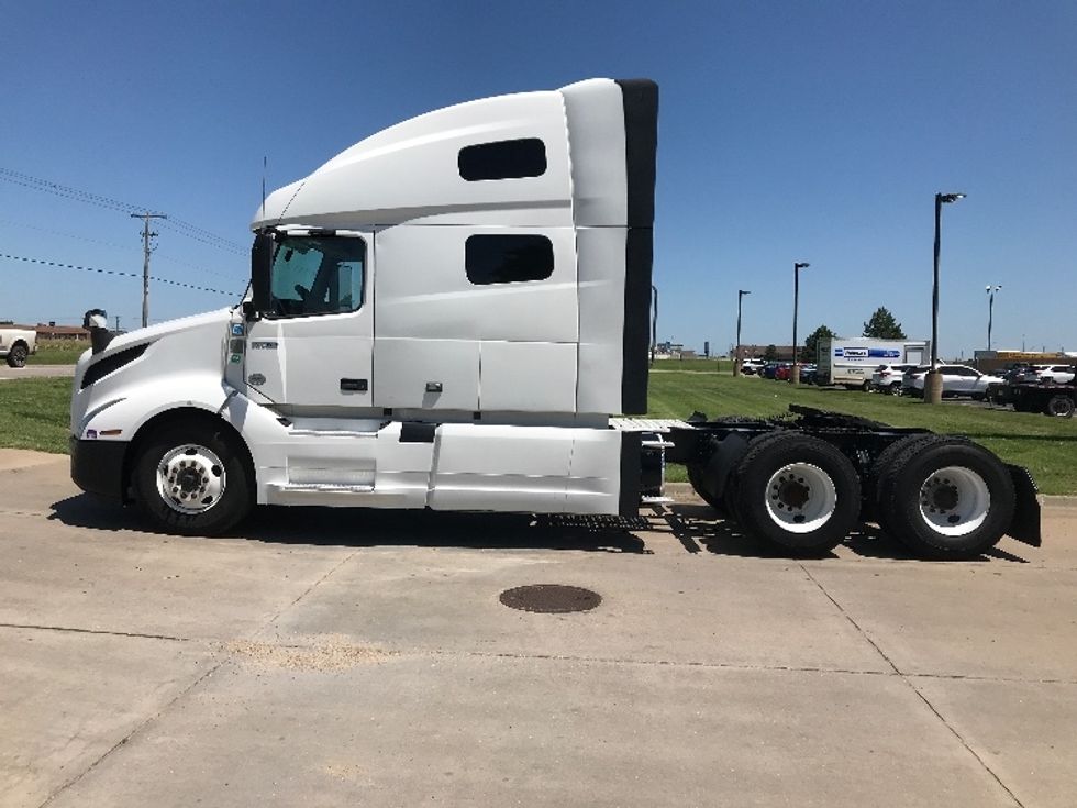 Sleeper Tractor-Heavy Duty Tractors-Volvo-2021-VNL64760-Wichita-KS-355,288\n\t\tmiles-$ 87,250 - Image 4
