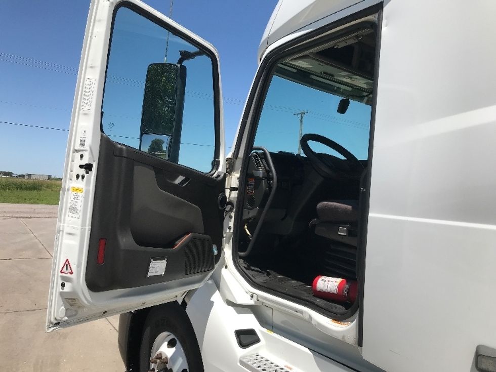 Sleeper Tractor-Heavy Duty Tractors-Volvo-2021-VNL64760-Wichita-KS-355,288\n\t\tmiles-$ 87,250 - Image 9