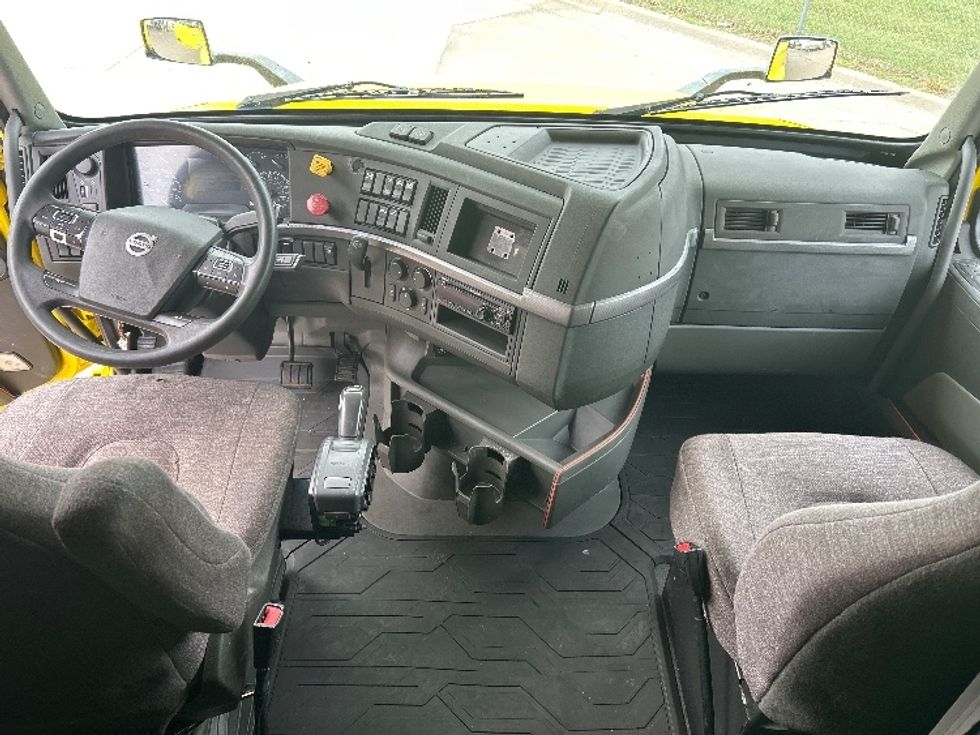 Sleeper Tractor-Heavy Duty Tractors-Volvo-2021-VNL64760-Wichita-KS-518,966\n\t\tmiles-$ 65,250 - Image 12