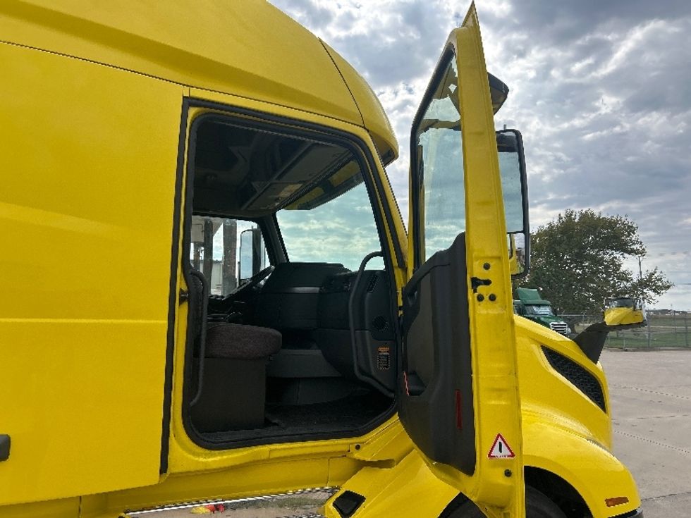 Sleeper Tractor-Heavy Duty Tractors-Volvo-2021-VNL64760-Wichita-KS-518,966\n\t\tmiles-$ 65,250 - Image 13