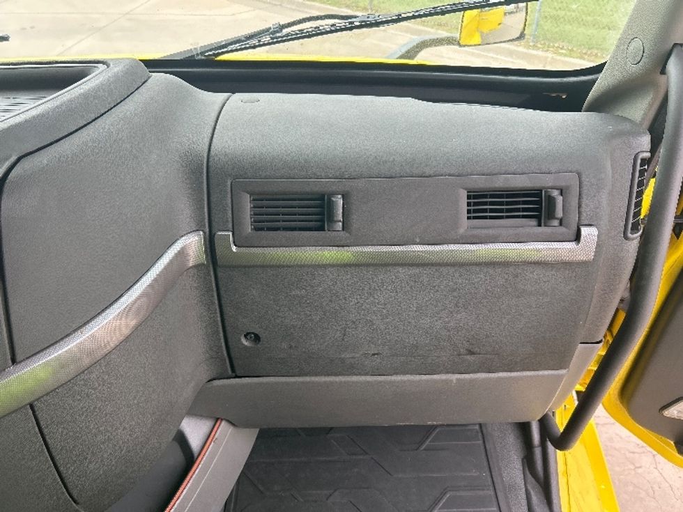 Sleeper Tractor-Heavy Duty Tractors-Volvo-2021-VNL64760-Wichita-KS-518,966\n\t\tmiles-$ 65,250 - Image 14