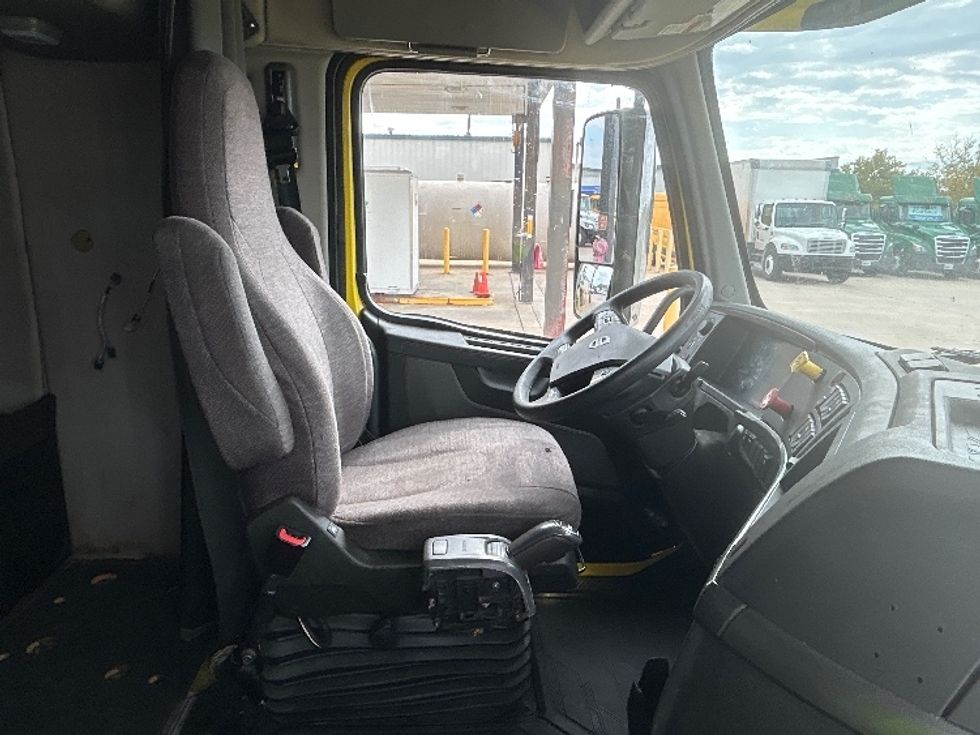 Sleeper Tractor-Heavy Duty Tractors-Volvo-2021-VNL64760-Wichita-KS-518,966\n\t\tmiles-$ 65,250 - Image 15