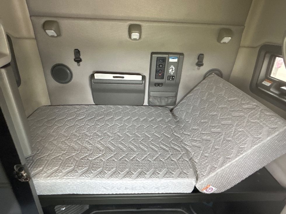 Sleeper Tractor-Heavy Duty Tractors-Volvo-2021-VNL64760-Wichita-KS-518,966\n\t\tmiles-$ 65,250 - Image 16