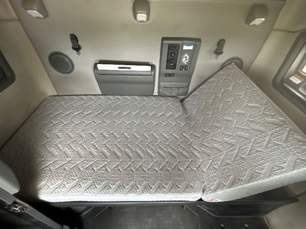 Sleeper Tractor-Heavy Duty Tractors-Volvo-2021-VNL64760-Wichita-KS-518,966\n\t\tmiles-$ 65,250 - Image 17