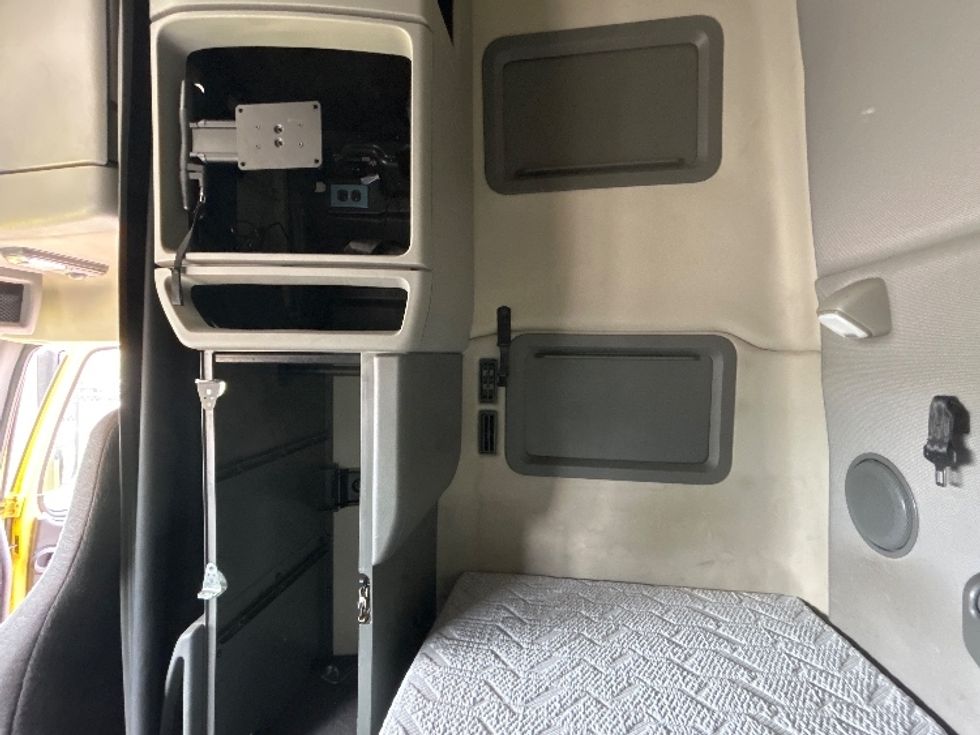 Sleeper Tractor-Heavy Duty Tractors-Volvo-2021-VNL64760-Wichita-KS-518,966\n\t\tmiles-$ 65,250 - Image 19