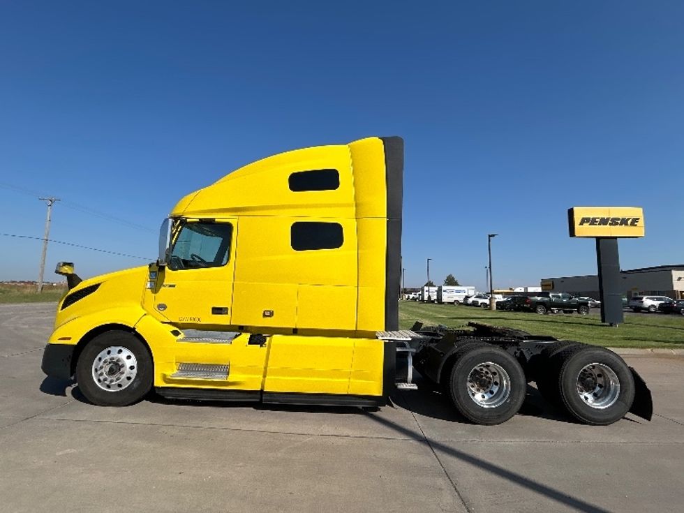 Sleeper Tractor-Heavy Duty Tractors-Volvo-2021-VNL64760-Wichita-KS-518,966\n\t\tmiles-$ 65,250 - Image 4