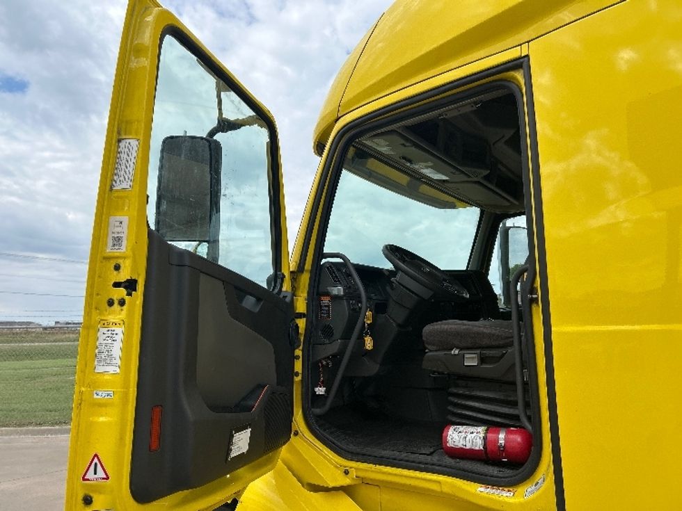Sleeper Tractor-Heavy Duty Tractors-Volvo-2021-VNL64760-Wichita-KS-518,966\n\t\tmiles-$ 65,250 - Image 9