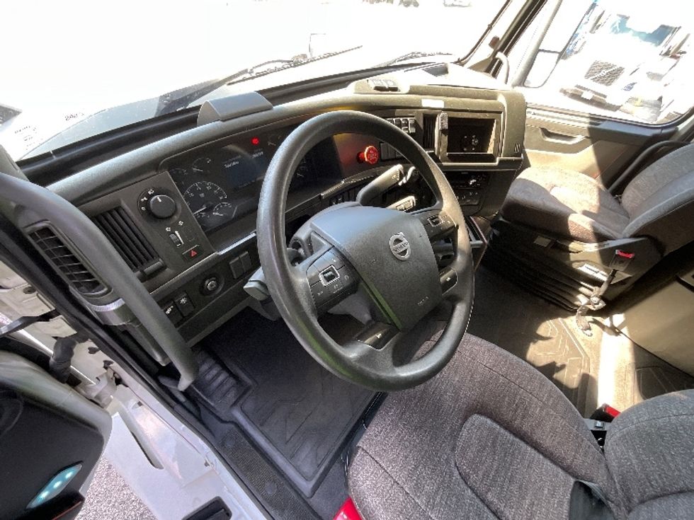 Sleeper Tractor-Heavy Duty Tractors-Volvo-2021-VNL64760-Winter Haven-FL-390,201\n\t\tmiles-$ 77,750 - Image 10