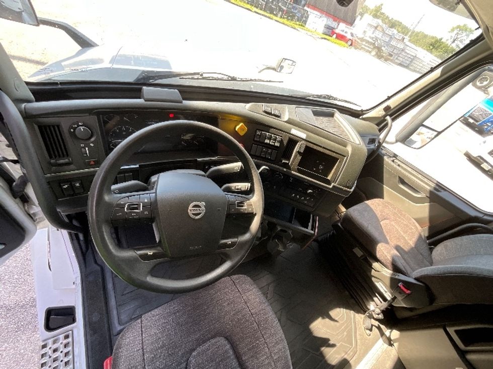 Sleeper Tractor-Heavy Duty Tractors-Volvo-2021-VNL64760-Winter Haven-FL-390,201\n\t\tmiles-$ 77,750 - Image 11