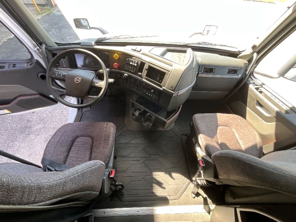 Sleeper Tractor-Heavy Duty Tractors-Volvo-2021-VNL64760-Winter Haven-FL-390,201\n\t\tmiles-$ 77,750 - Image 12