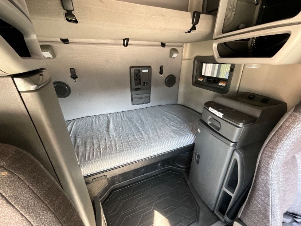 Sleeper Tractor-Heavy Duty Tractors-Volvo-2021-VNL64760-Winter Haven-FL-390,201\n\t\tmiles-$ 77,750 - Image 16