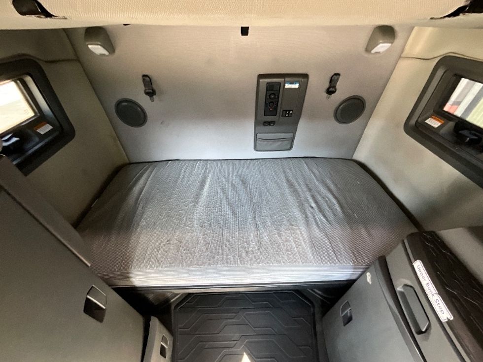 Sleeper Tractor-Heavy Duty Tractors-Volvo-2021-VNL64760-Winter Haven-FL-390,201\n\t\tmiles-$ 77,750 - Image 17