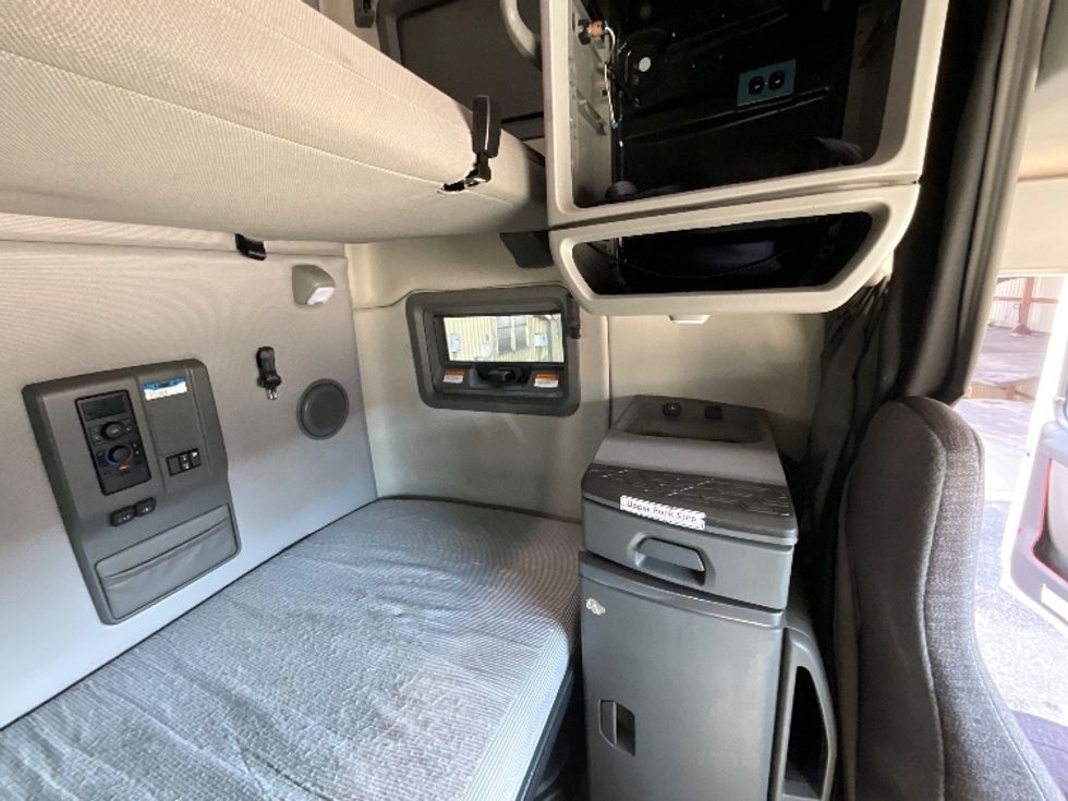 Sleeper Tractor-Heavy Duty Tractors-Volvo-2021-VNL64760-Winter Haven-FL-390,201\n\t\tmiles-$ 77,750 - Image 18